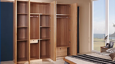 衣柜如何選？現(xiàn)場(chǎng)打衣柜還是定制衣柜？哪種才能用得更久一些